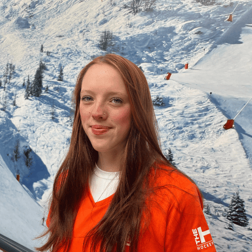 Elke foto van een jonge vrouw op de indoor skibaan in Almere, klaar om te leren skiën of snowboarden.