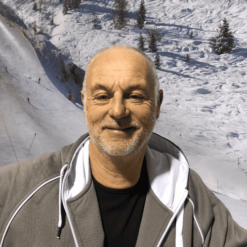 Man met sneeuwachtergrond, winterlandschap, glijdend op ijs, outdoor activiteit, persoon met winterkleding.