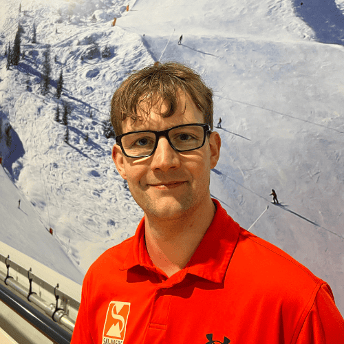 Indoor ski- en snowboardlessen bij Ski-Mere in Almere, met begeleiders en moderne faciliteiten op de rolpiste. Perfect voor beginners en gevorderden die willen leren of verbeteren.