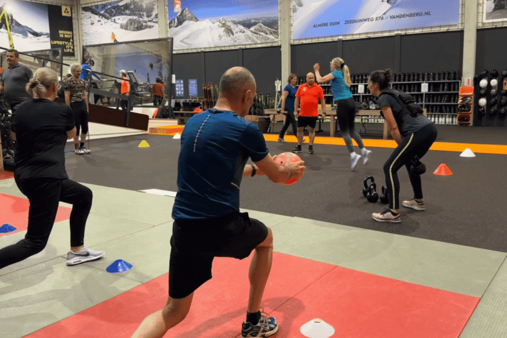 Kakoefballen bij indoor fitness sessie met diverse mensen die trainen met kettlebells.