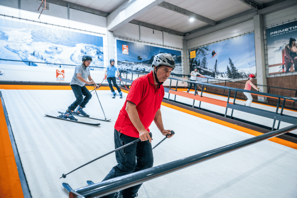 Skier die indoor ski- en snowboardlessen volgt op de rolpiste in Almere.