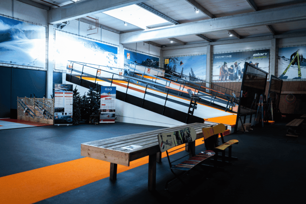 Indoor ski- en snowboardrolpiste in Almere met moderne oefenfaciliteiten en een instructiebaan voor alle niveaus.