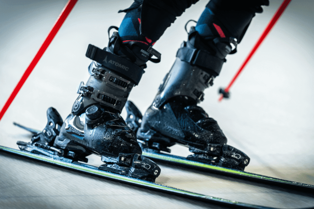 Atomische skibrillen en skischoenen, klaar voor het skiën op de indoor rolpiste in Almere. Geschikt voor zowel beginners als gevorderden, en essentieel voor een veilige en plezierige skidervaring.