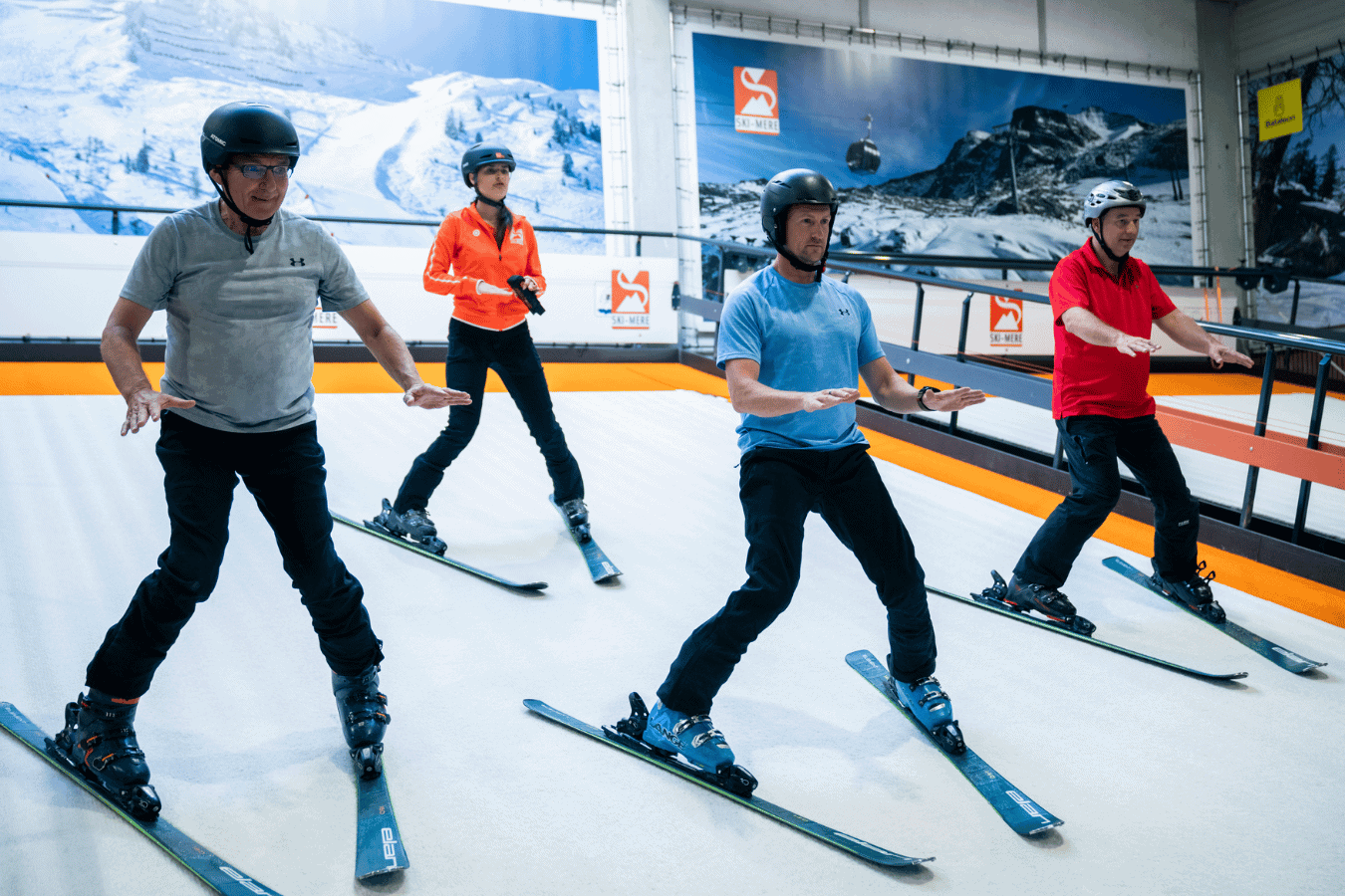 Skitechniekles in binnenbaan in Almere met instructeurs tijdens een groepsles.