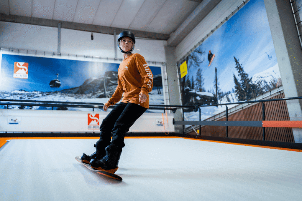 Indoor ski- en snowboardlessen op de rolpiste in Almere, ideaal voor alle niveaus. Bezoek Ski-Mere voor een leuke en leerzame ervaring in een moderne en veilige omgeving.