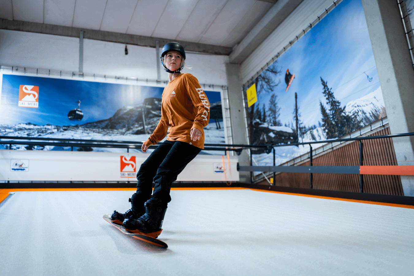 Indoor ski- en snowboardlessen op de rolpiste in Almere, ideaal voor alle niveaus. Bezoek Ski-Mere voor een leuke en leerzame ervaring in een moderne en veilige omgeving.
